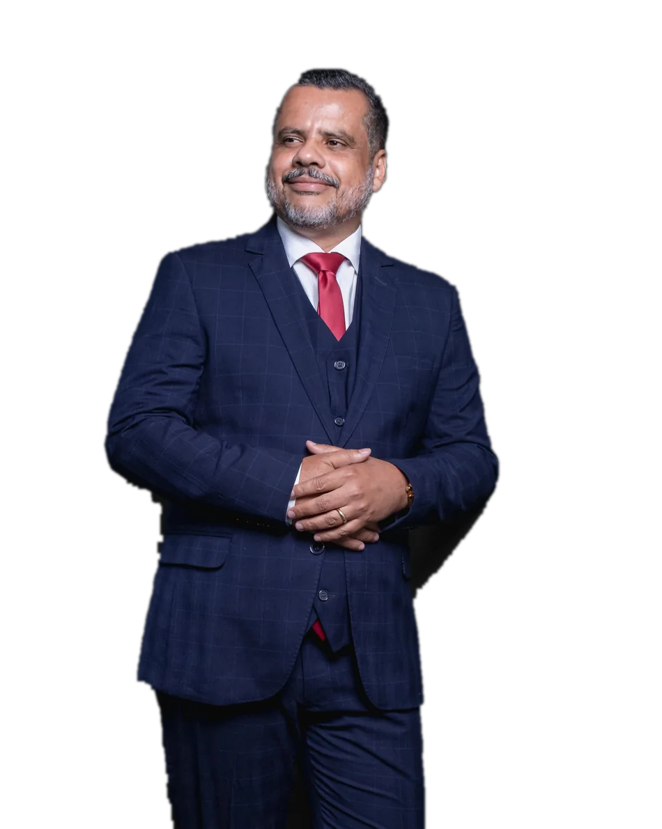 Cleidson Saldanha, de terno, sorrindo