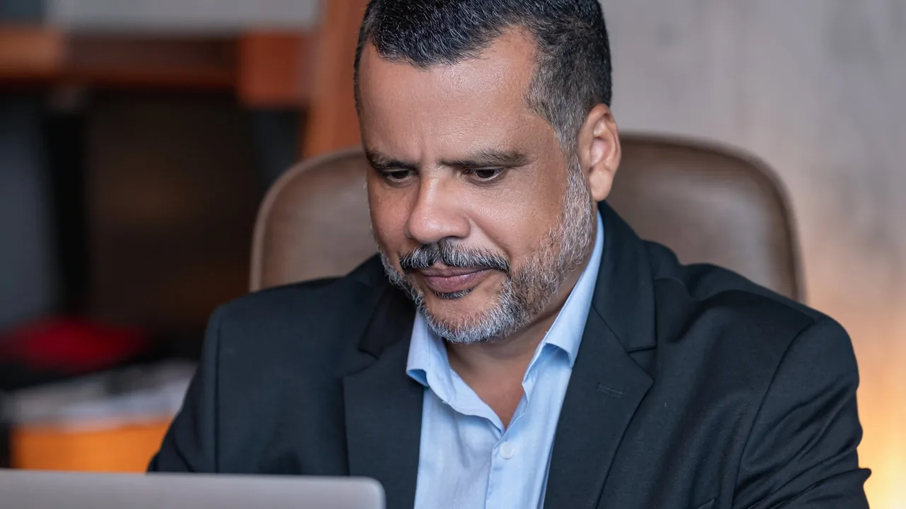 Cleidson Saldanha analisando uma oportunidade no computador